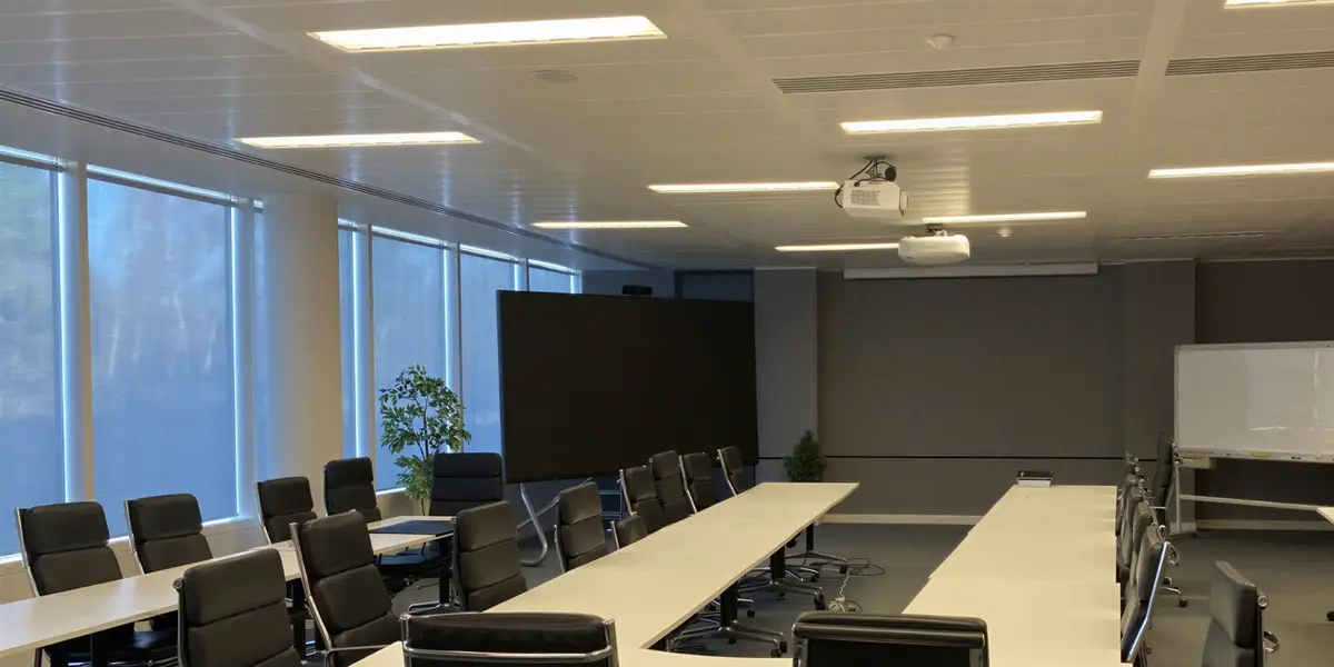 Finance and trading briefing room environment