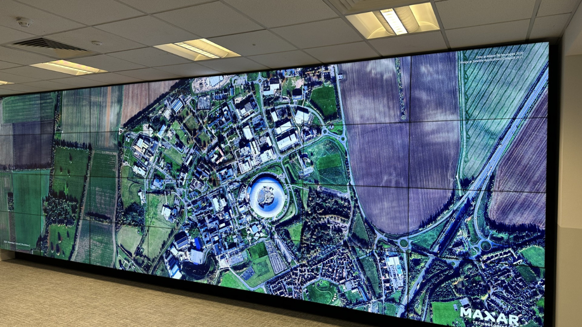 LCD video wall in a space mission visualisation environment